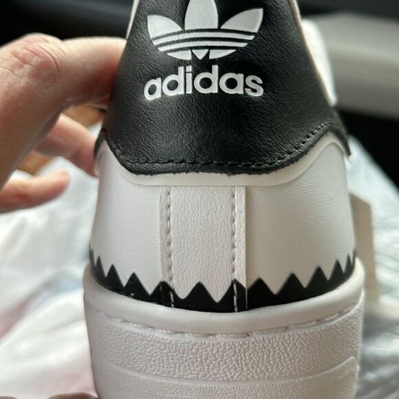 Athletic_Shoes